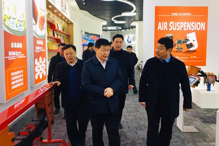 小寒落雪，祥瑞有余，縣人大主任冒寒蒞臨正陽集團考察指導